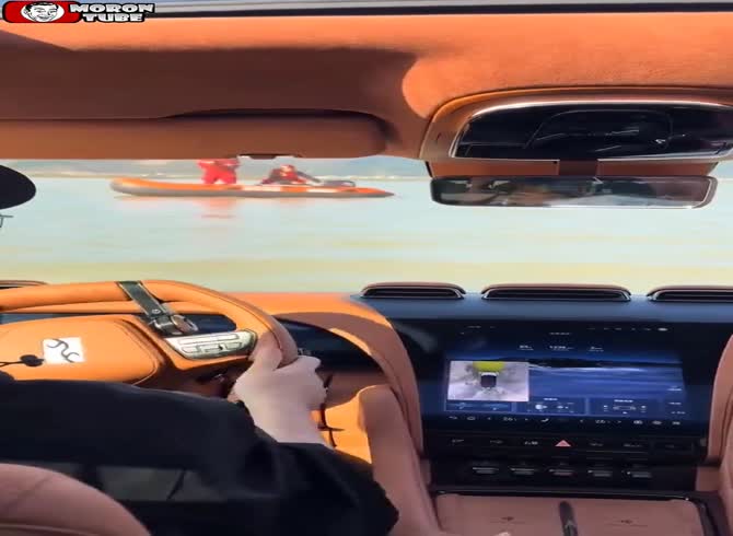 Video :The Yangwang U8 from BYD keeps running even in a river
